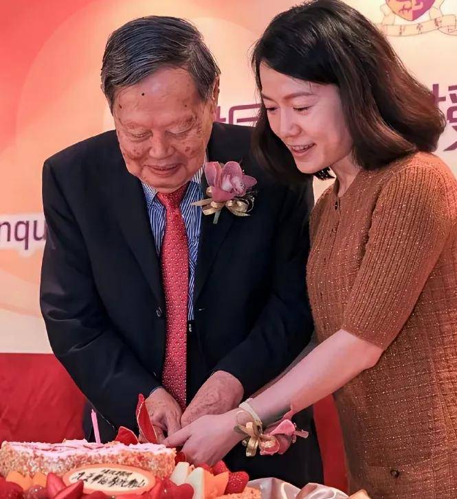 杨振宁因病逝世！刚过完103岁生日，最后一次亮相是为妻子庆生