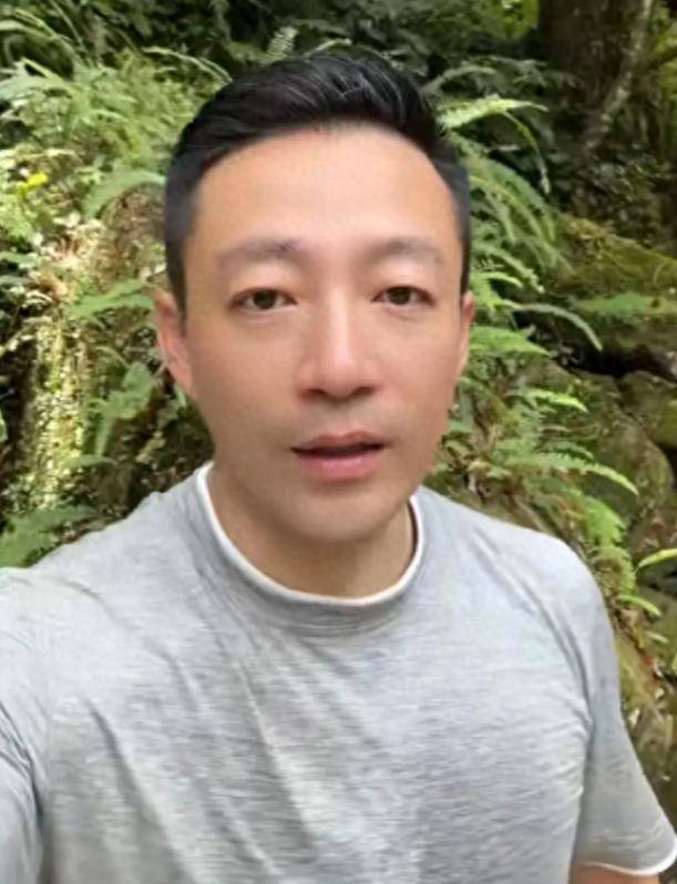汪小菲带娃郊游！8岁汪希箖高鼻梁帅气，小玥儿腿晒黑笑容依旧！