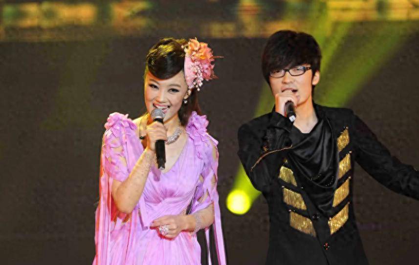 玖月奇迹现况：五登春晚，离婚后王小玮步步高升，王小海不见踪影