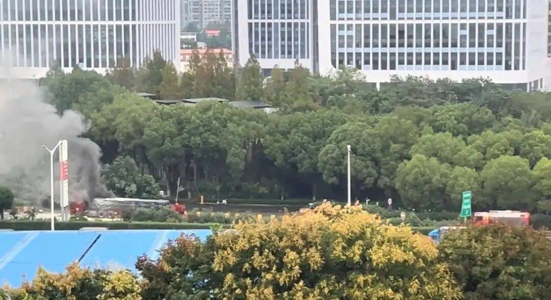 南京清晨突发巨响惊醒多位市民，官方澄清不是爆炸：系货车轮胎起火，已扑灭