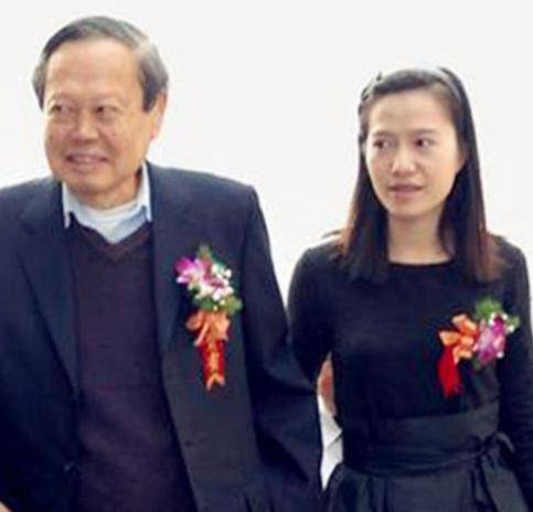 原创             没想到，杨振宁去世后，49岁妻子翁帆，竟因一个动作实现口碑暴涨