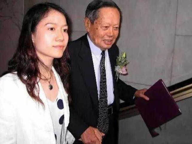 原创             没想到，杨振宁去世后，49岁妻子翁帆，竟因一个动作实现口碑暴涨