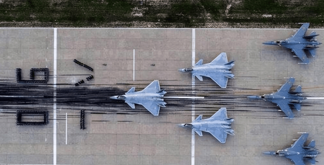 锁定美F22双机，投弹驱离澳P8A，印媒：中国空军创新战法超出预料