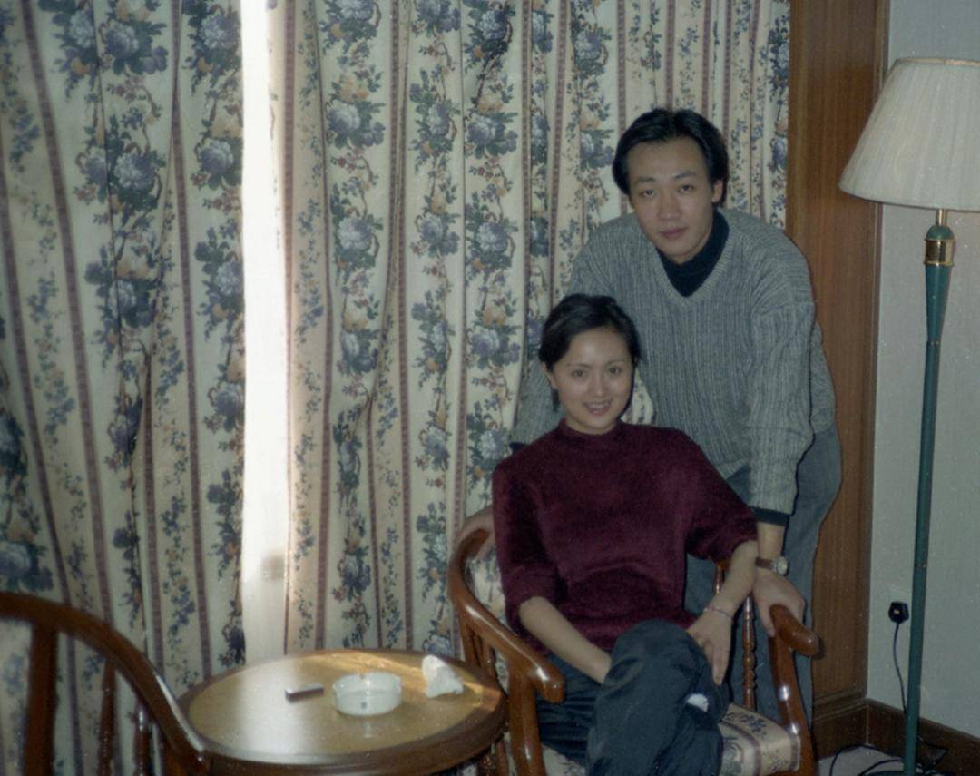 辛柏青吃饭被偶遇,瘦了老了破碎感太强,一旁李乃文不停给他夹菜