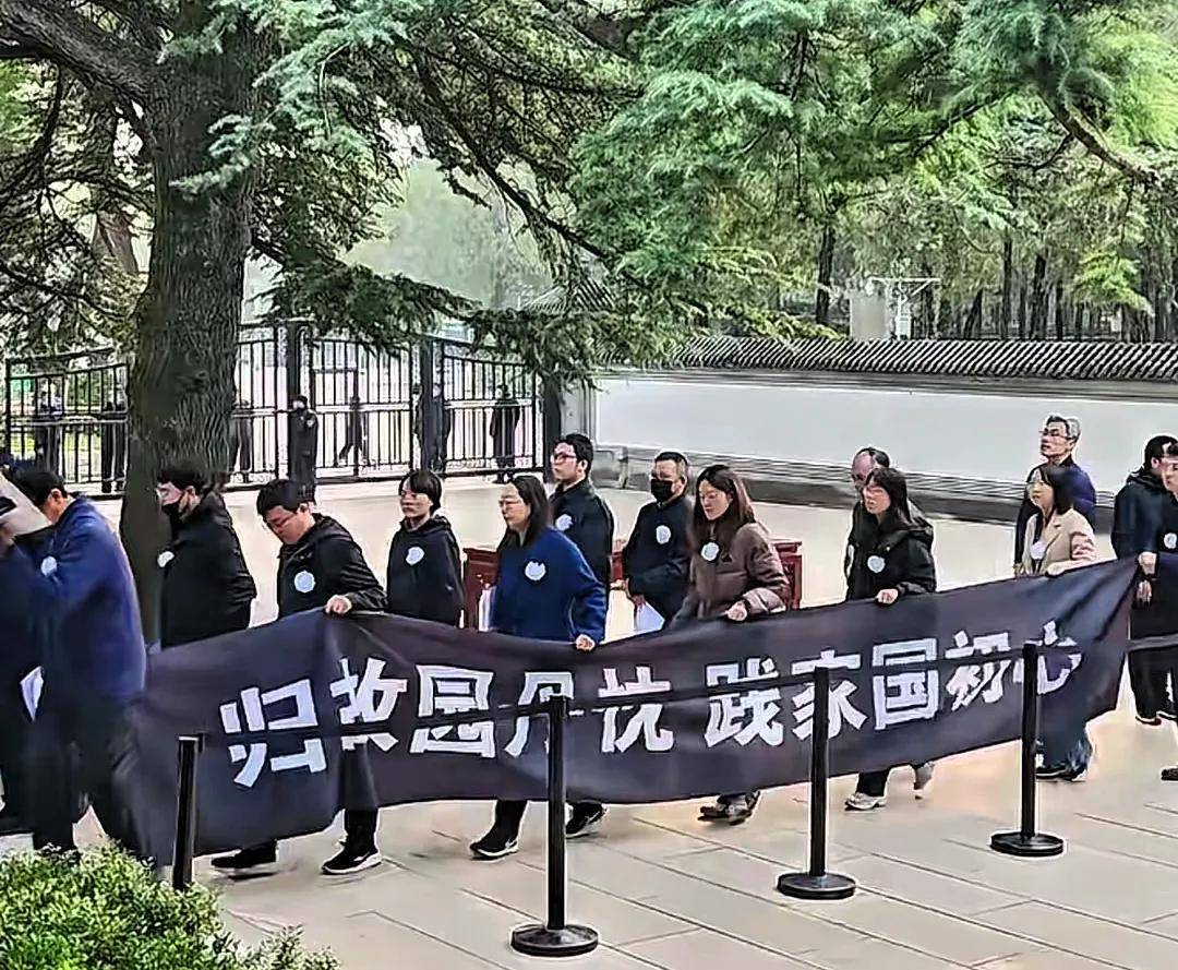 原创             翁帆现身告别式!穿素衣显憔悴,众人最关心:能否与邓稼先为邻