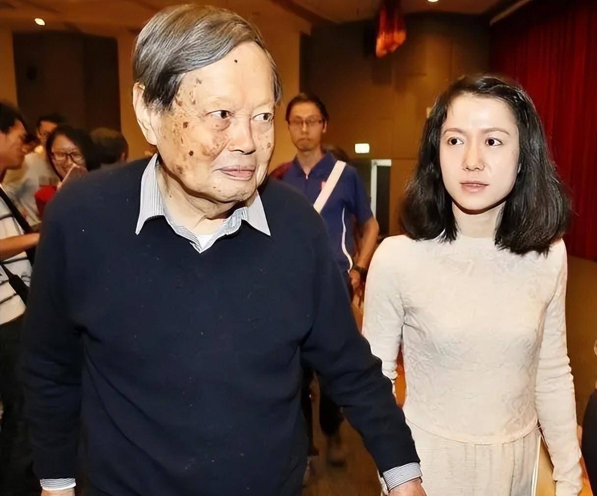 杨振宁葬礼，国旗盖遗体，离世前状态曝光，49岁的翁帆已再无遗憾