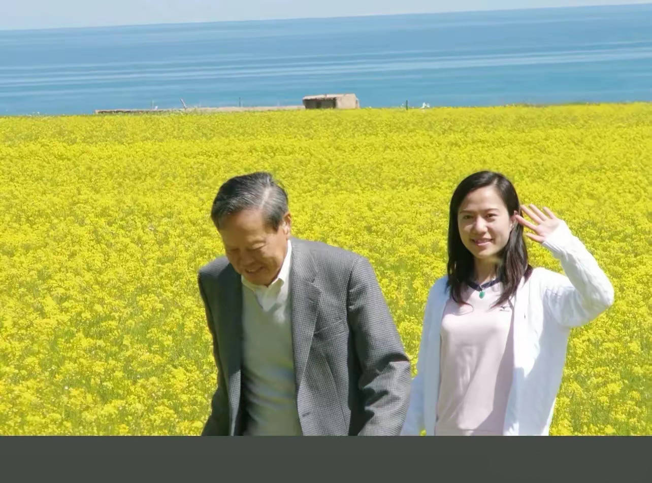 翁帆现身杨振宁葬礼，穿黑衣戴白花哭肿眼睛，站首位陪孩子们回礼
