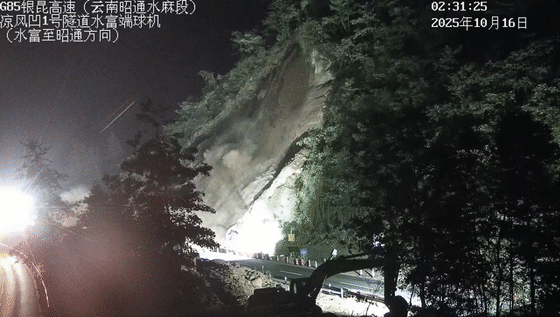 高速上他拼命拦车,3分钟挽救十余条生命! 高速上他拼命拦车,3分钟挽救十余条生命!