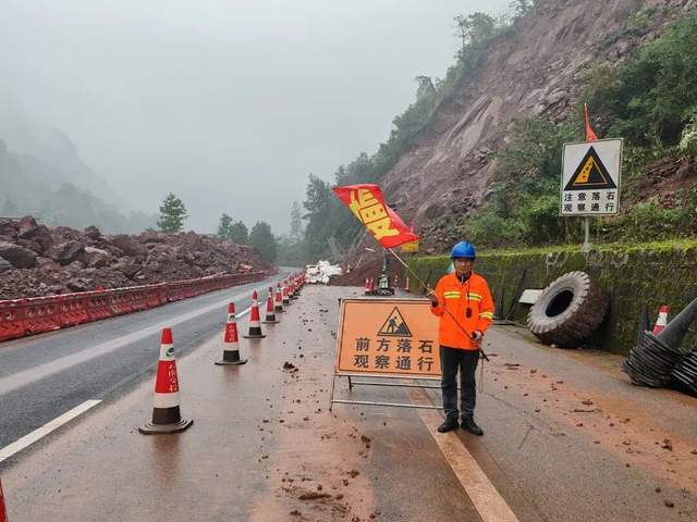 高速上他拼命拦车,3分钟挽救十余条生命! 高速上他拼命拦车,3分钟挽救十余条生命!