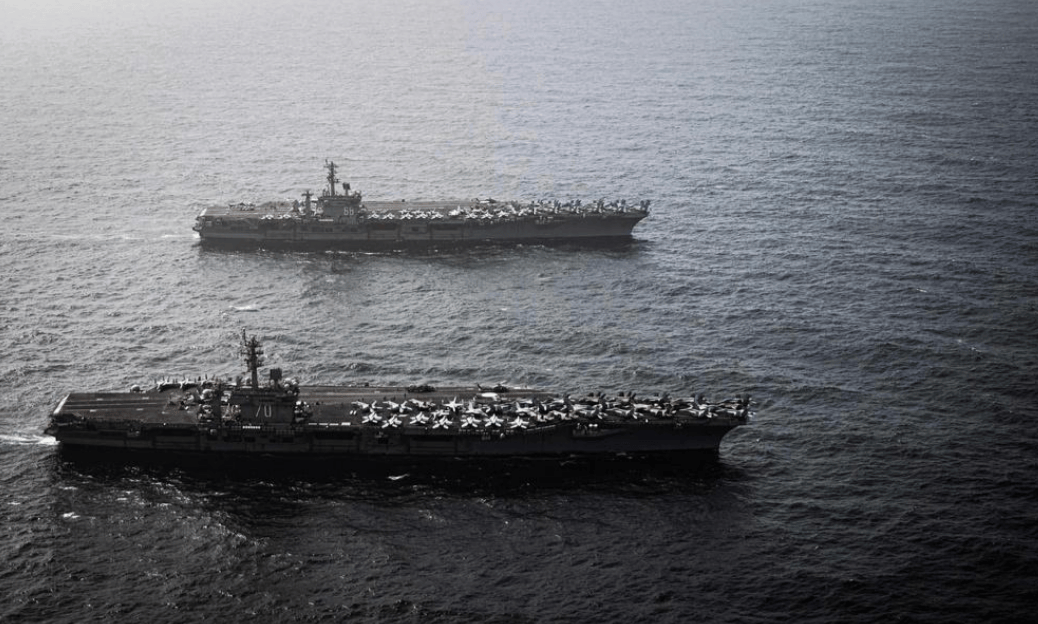 美国海军“天塌了”!美军航母进入南海秀肌肉，结果两架舰载机接连坠毁