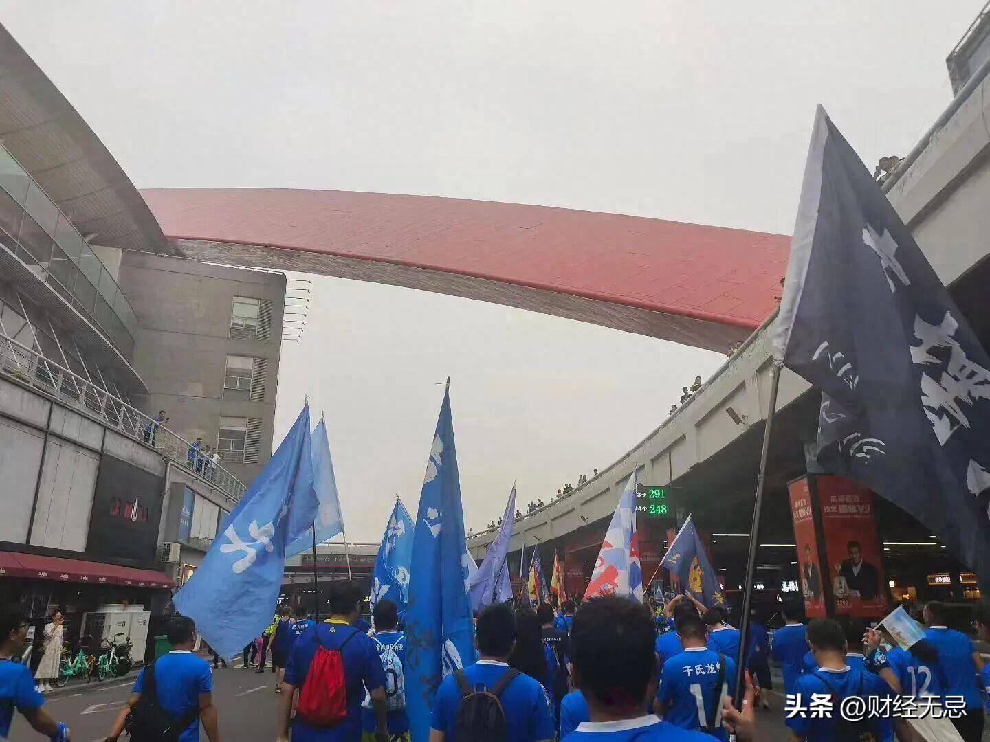 叫扬叔 - 全网最会整活的苏超球迷  足球圈热梗收割机南哥文旅天团背后是一座城市被苏超激活的创新磁场