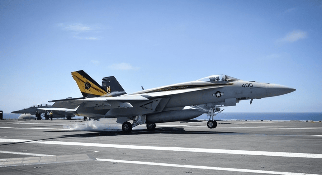 美国海军“天塌了”!美军航母进入南海秀肌肉，结果两架舰载机接连坠毁