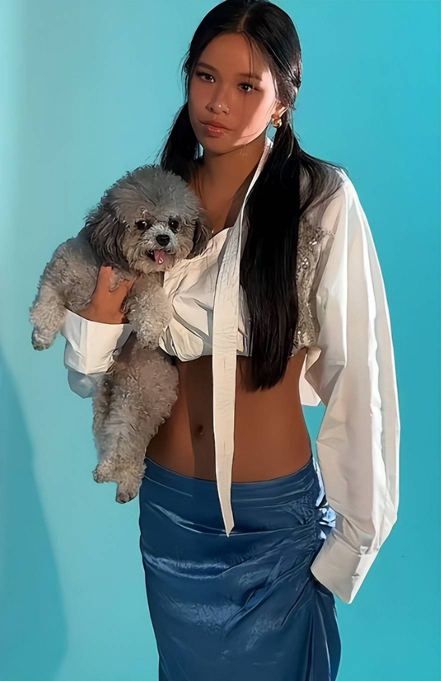 张庭晒一家四口,儿女颜值身高出众,15岁林希曈长成国际范小辣妹