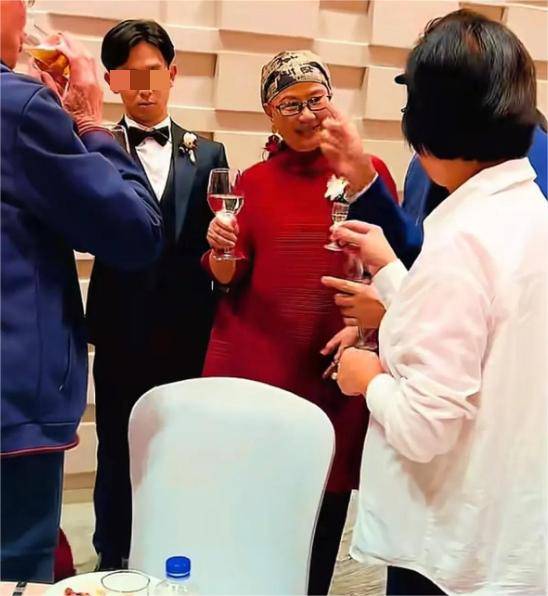 刘欢近况曝光:患不死癌症,带病参加女儿婚礼,满桌茅台太显眼