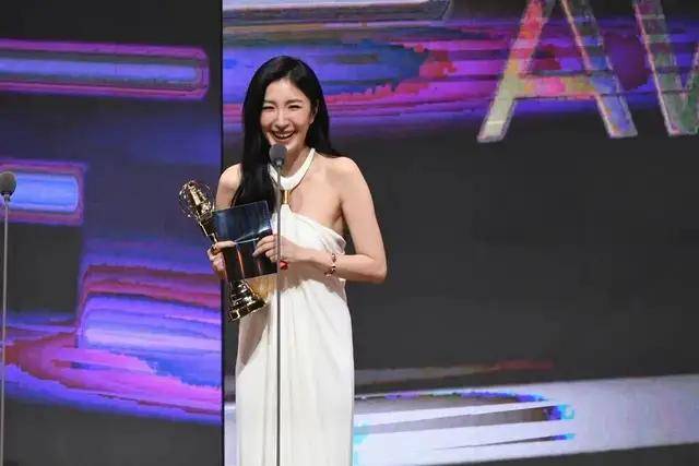 当两个女明星,在颁奖典礼接吻