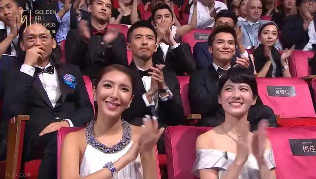 当两个女明星,在颁奖典礼接吻