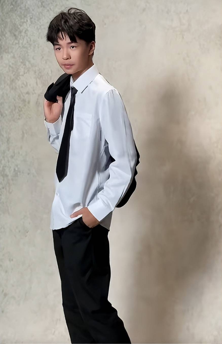 张庭晒一家四口,儿女颜值身高出众,15岁林希曈长成国际范小辣妹