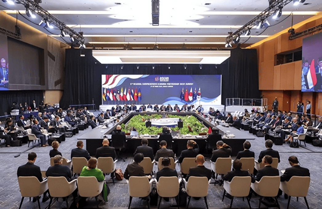 终于送走特朗普，东盟把中国代表请进会议室，二话不说签重磅协议