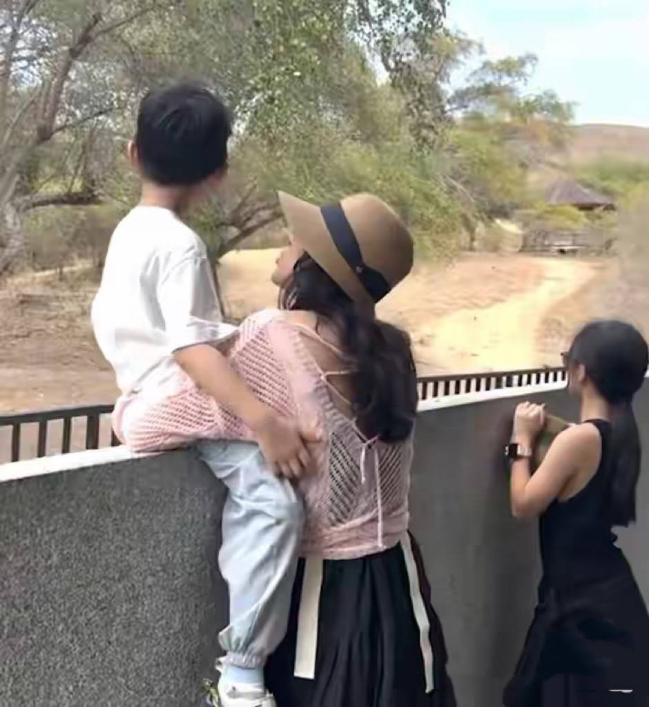 章子怡带俩娃日本追星,穿阔腿裤小翘臀抢镜,女儿像妈、儿子像爸