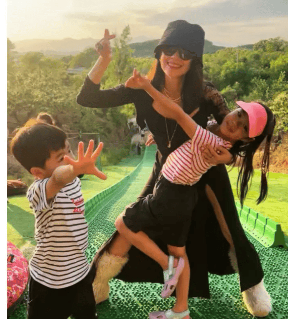 章子怡日本现身,透视上衣搭配高腰阔腿裤,一双儿女太可爱!