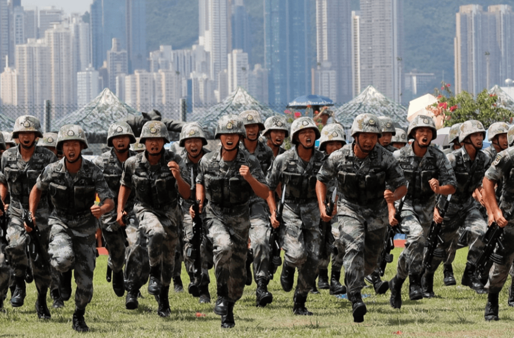 解放军打头阵，10国军队齐聚奔赴伊朗，哈梅内伊终于等到“救星”