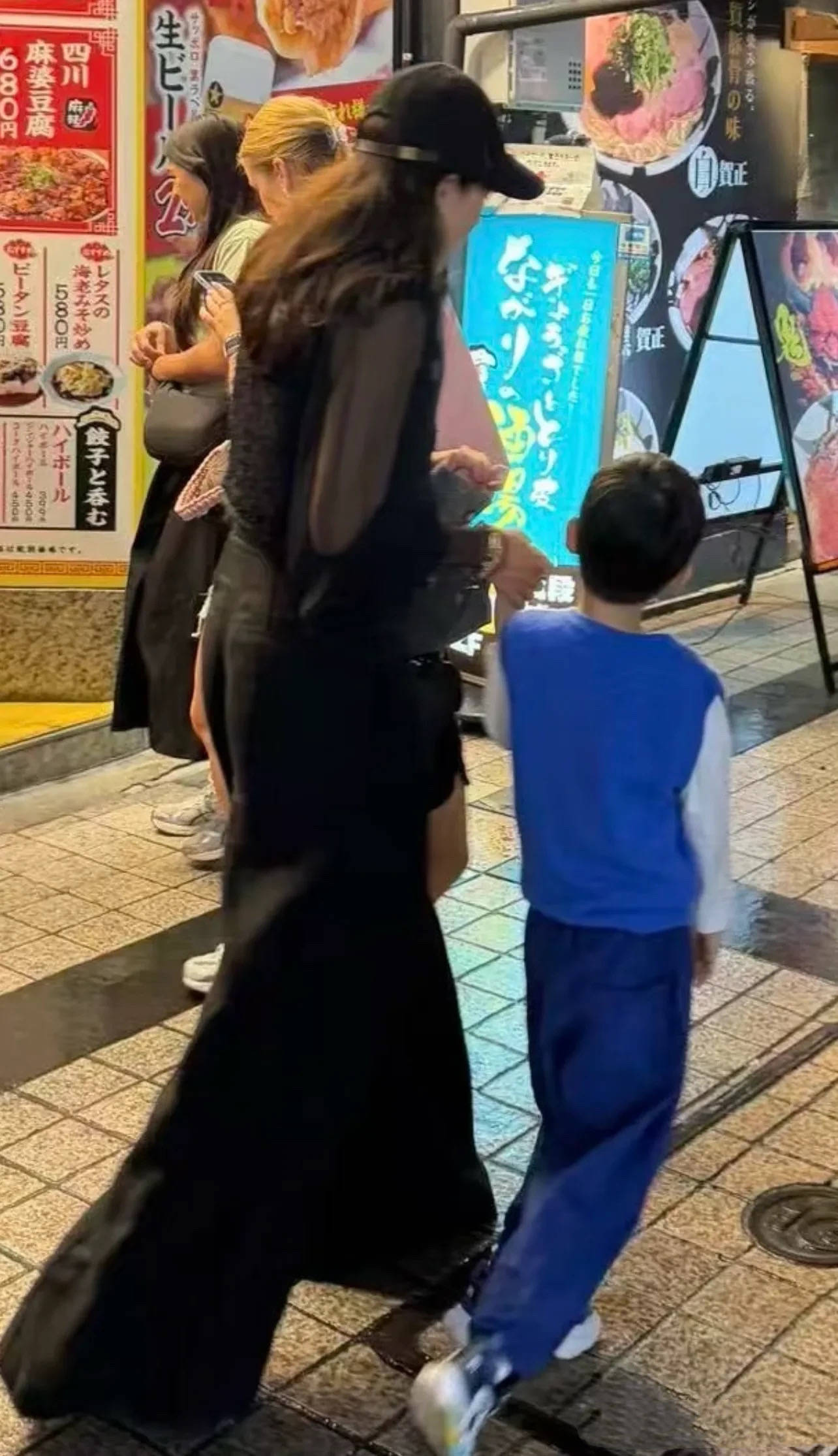 章子怡带俩娃日本追星,穿阔腿裤小翘臀抢镜,女儿像妈、儿子像爸