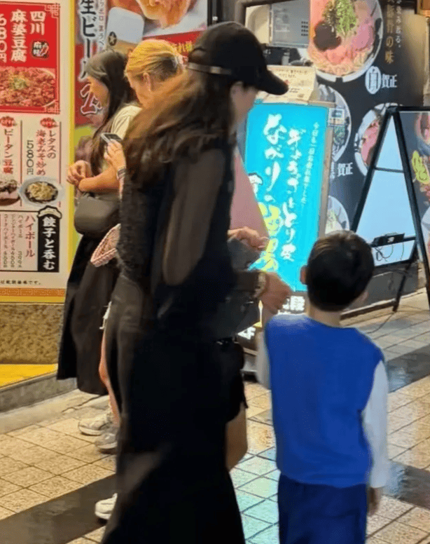 章子怡日本现身,透视上衣搭配高腰阔腿裤,一双儿女太可爱!