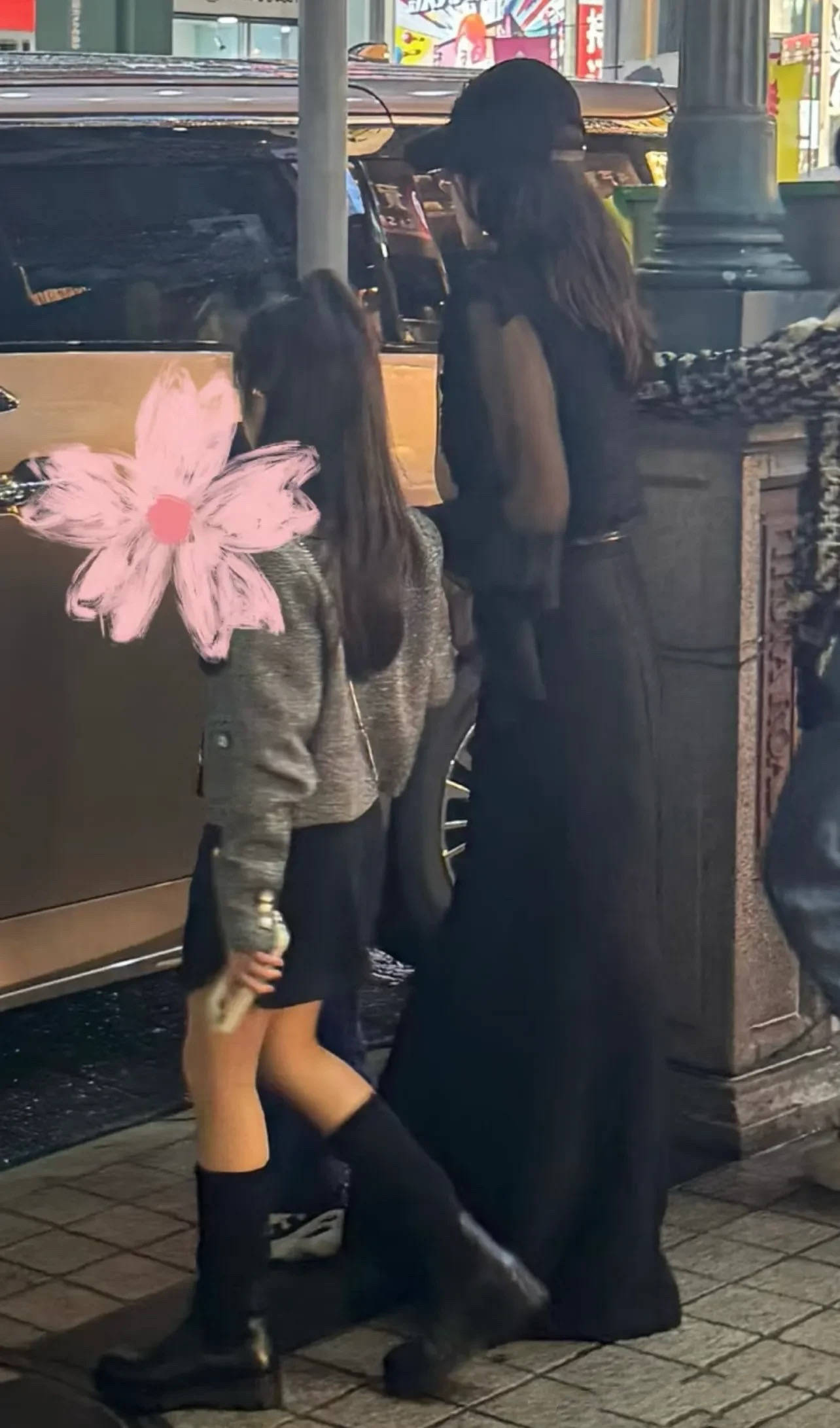 章子怡带俩娃日本追星,穿阔腿裤小翘臀抢镜,女儿像妈、儿子像爸