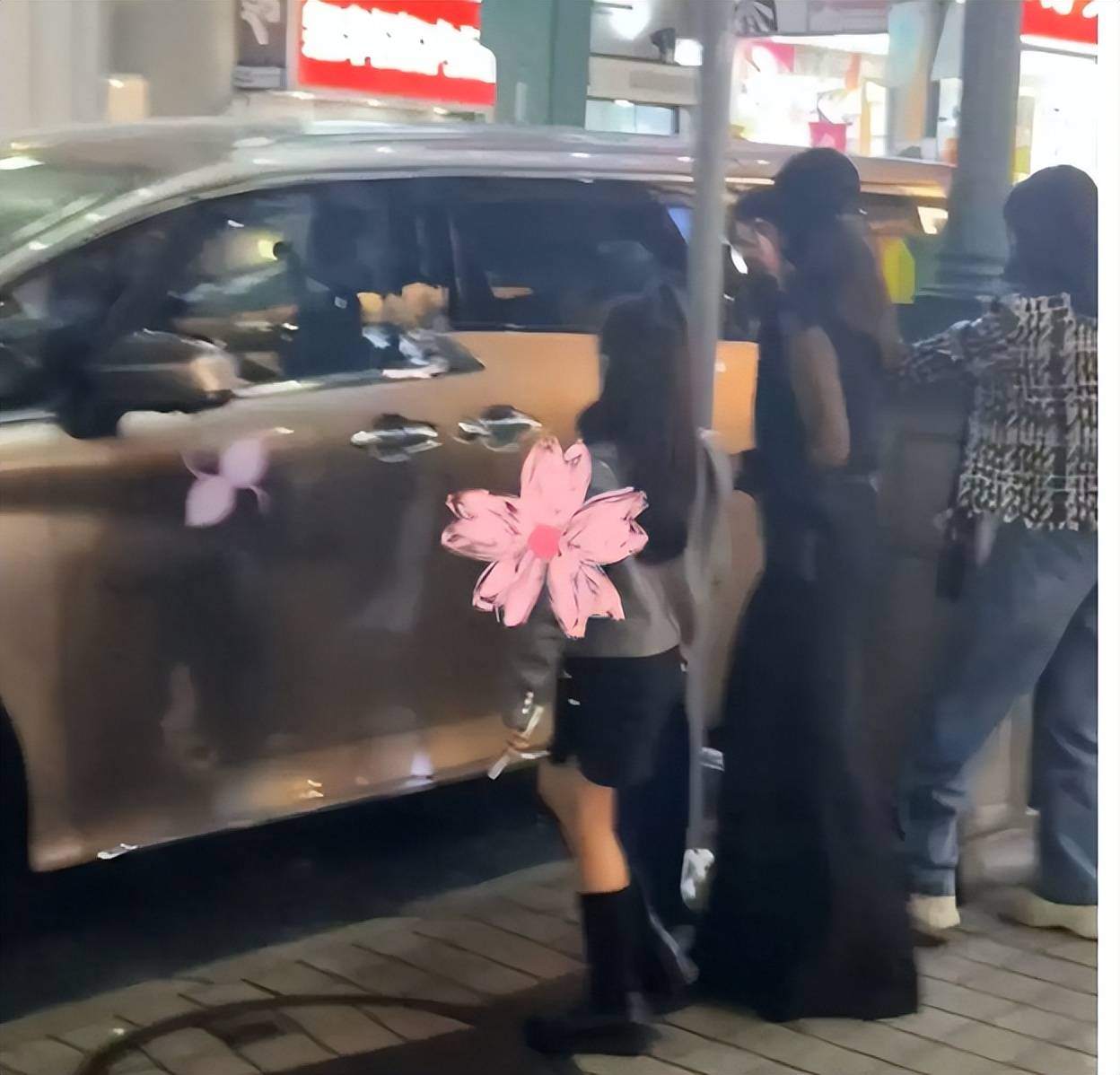 章子怡日本现身,透视上衣搭配高腰阔腿裤,一双儿女太可爱!