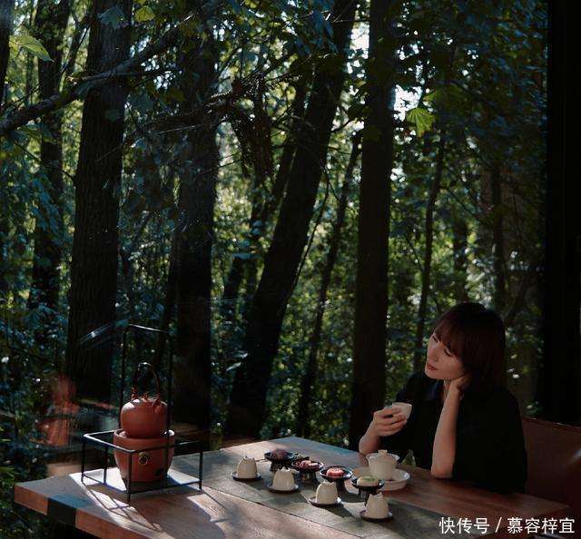 47岁袁泉晒近照，和老公夏雨在贵阳，结婚16年感情好但还低调避嫌