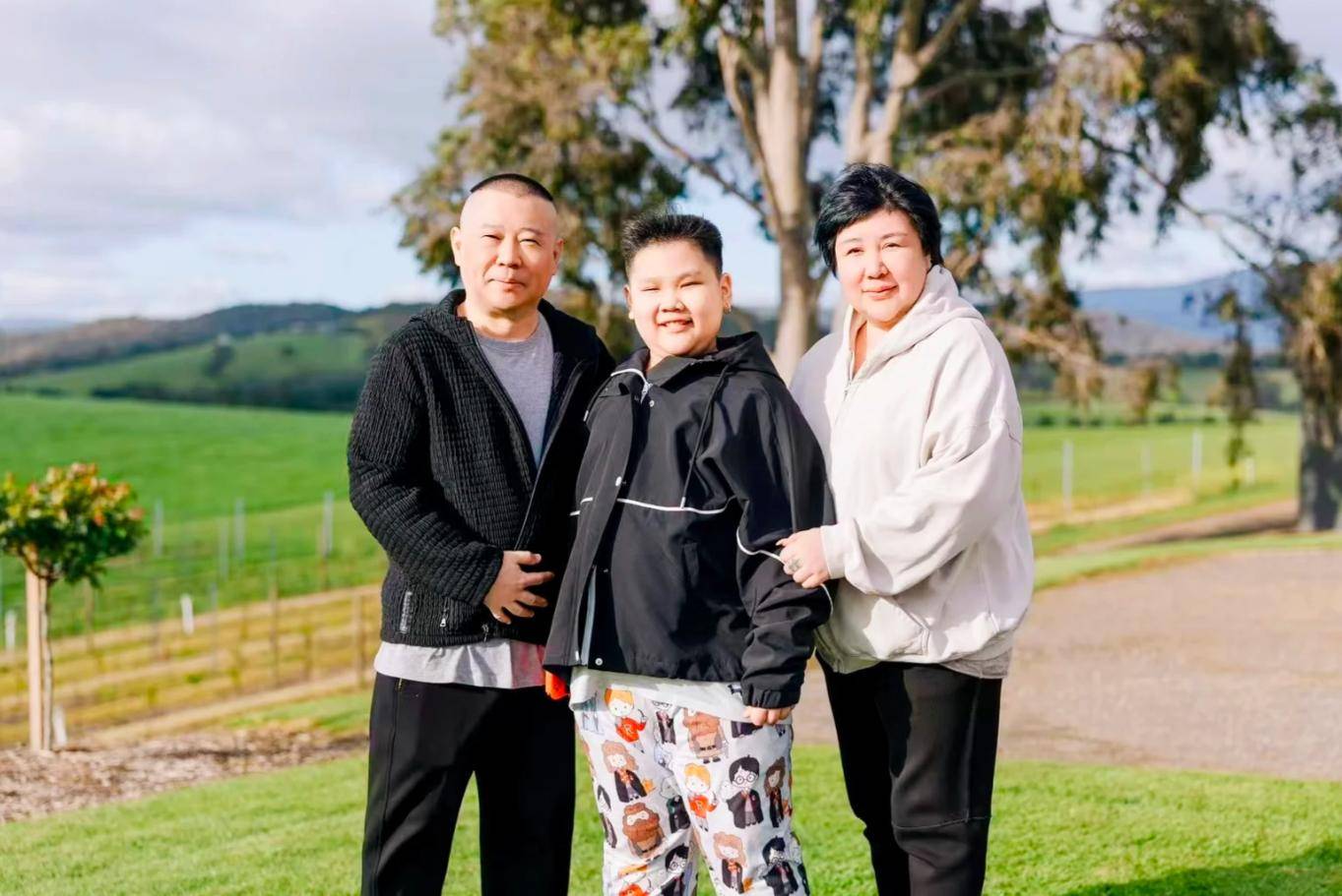 郭德纲带妻儿澳洲度假，大庄园挽手合照，郭汾阳扎耳洞手机不离手