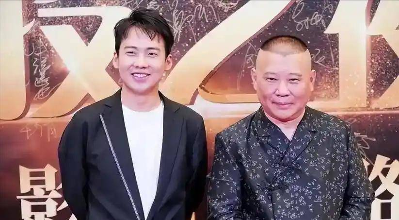 郭德纲带妻儿澳洲度假,10岁郭汾阳穿花裤扎耳洞,不见郭麒麟身影