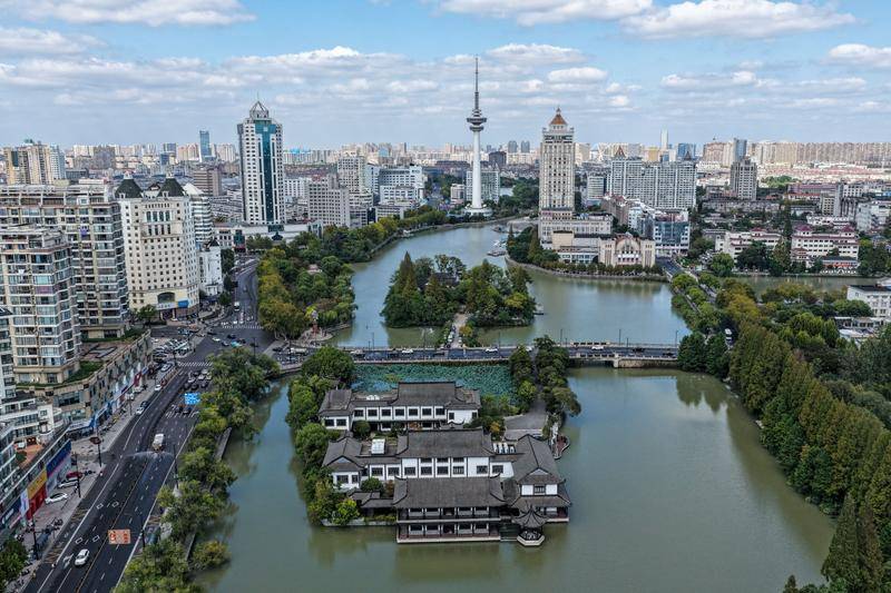 “苏超”决赛双城记——“头马”南通与“黑马”泰州