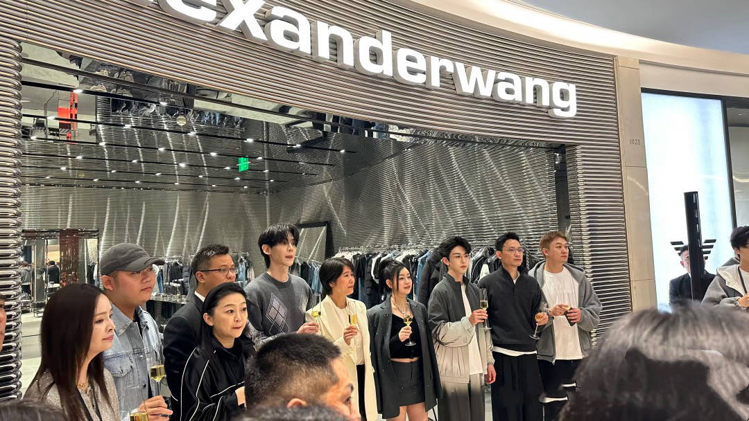 42岁陈妍希亮相活动，亮片西装配超短裤又美又飒，看着像二十出头