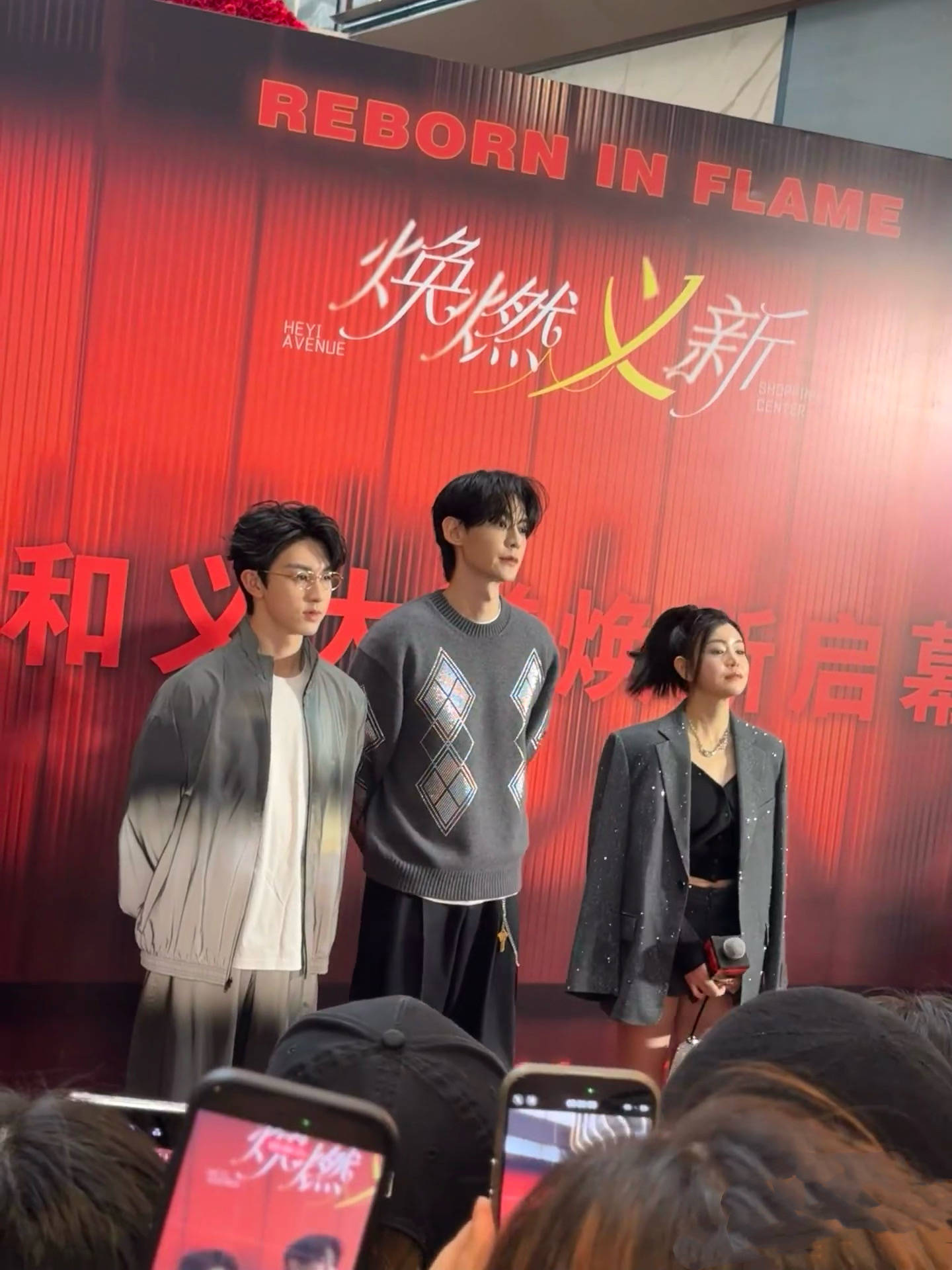 42岁陈妍希亮相活动，亮片西装配超短裤又美又飒，看着像二十出头