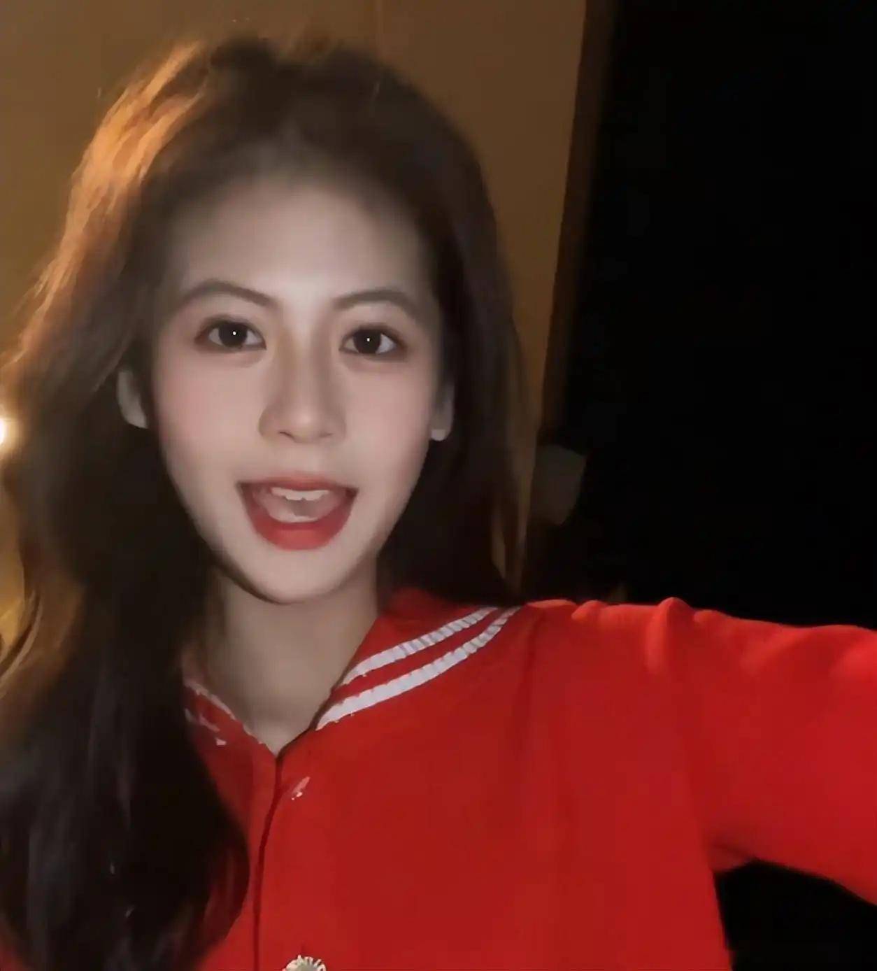 翁虹16岁女儿准备出道，酷爱做美食，遗传了妈妈的高颜值