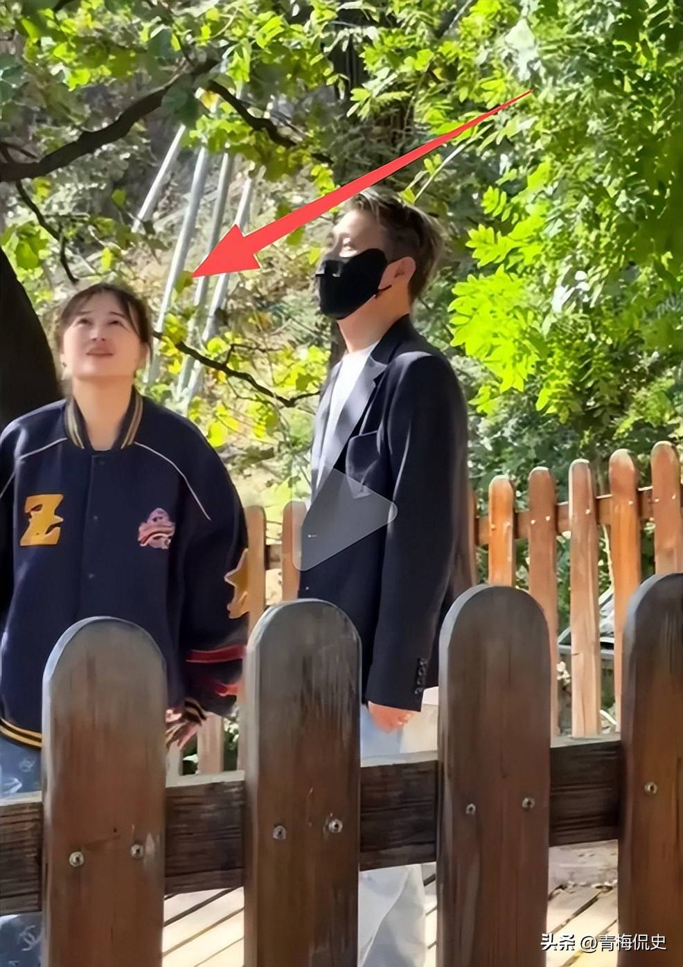 辛柏青带17岁女儿寺庙祈福！父女俩一直牵着手，李乃文也陪在身边