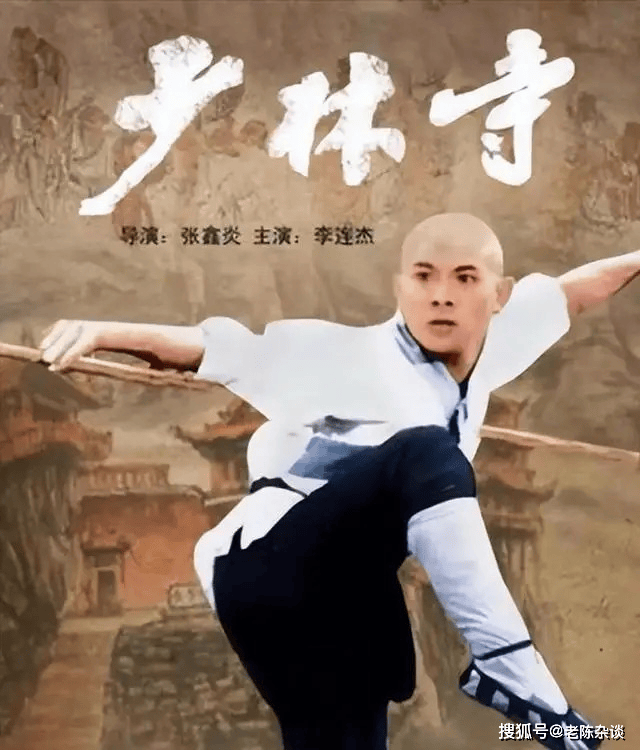 62岁李连杰豪宅游泳，大腹便便并无刀疤，脱光上衣向网友自证清白