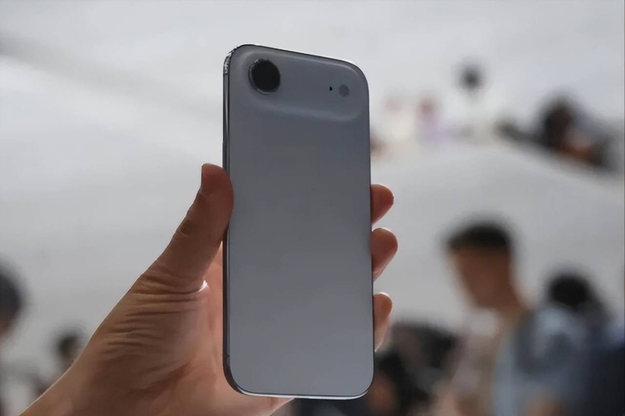 原创             库克尴尬了，iPhone Air喜提“美丽小废物”称号