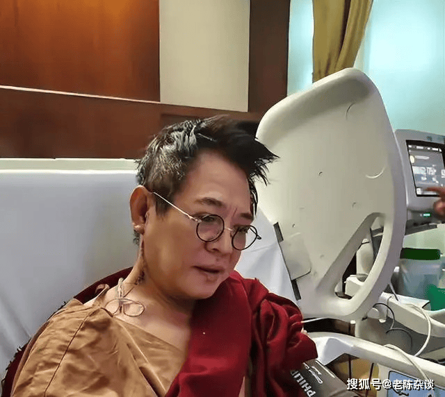 62岁李连杰豪宅游泳，大腹便便并无刀疤，脱光上衣向网友自证清白