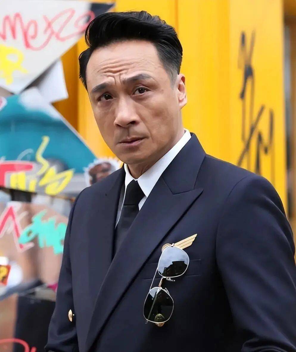 吴镇宇坐公交刷老年卡差点被赶下车!当场掏身份证自证