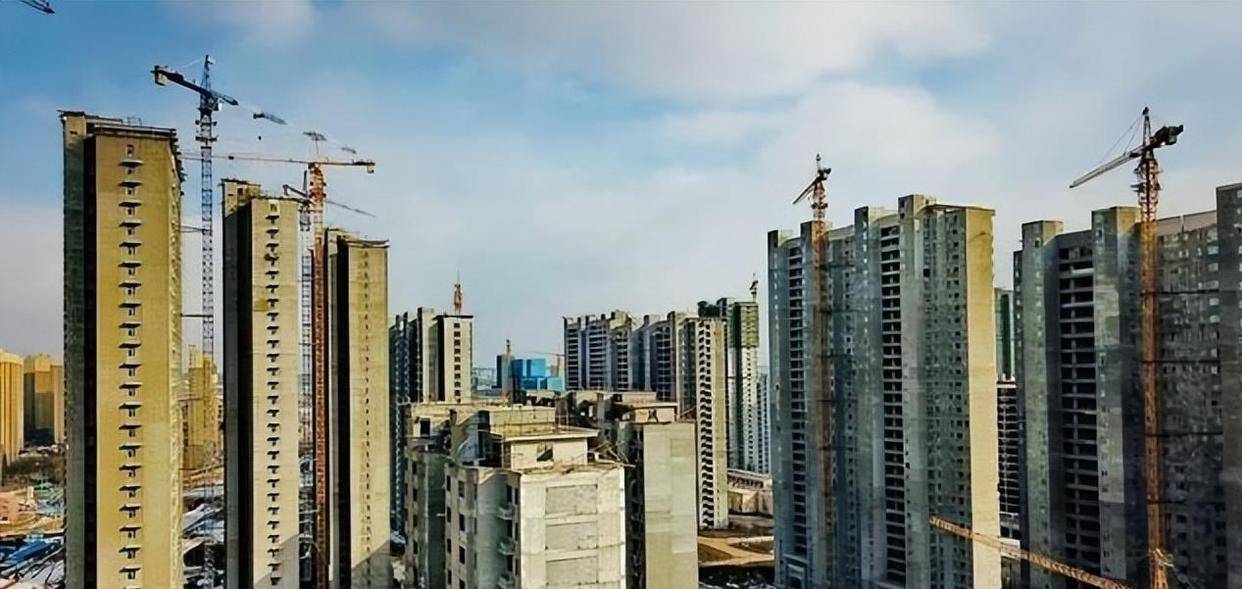 161万亿存款冻僵中国经济?房地产熄火后,普通人赚钱的机会藏在这三个领域