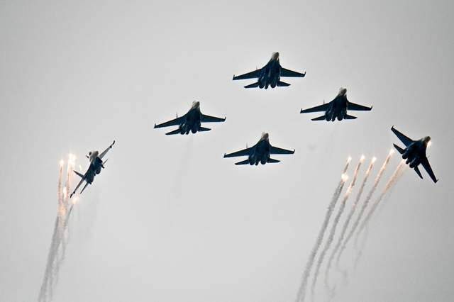 俄战机抵南昌进货,成箱啤酒搬进伊尔76,“东风5C”也想带回国