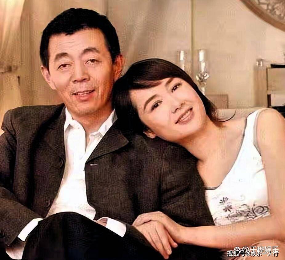 59岁蒋雯丽英国素颜照曝光！定居英国又瘦又老，一代女神也落寞了