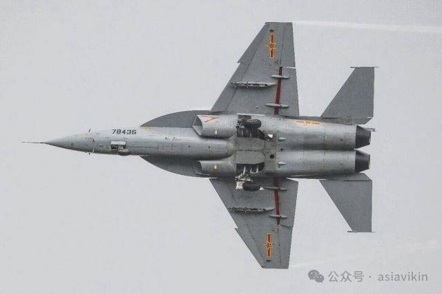 洪都的“中华小蜜蜂”,双垂尾的教练-10,加装了有源相控阵和大屏显