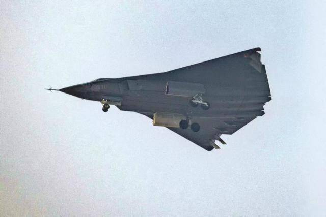 洪都的“中华小蜜蜂”,双垂尾的教练-10,加装了有源相控阵和大屏显