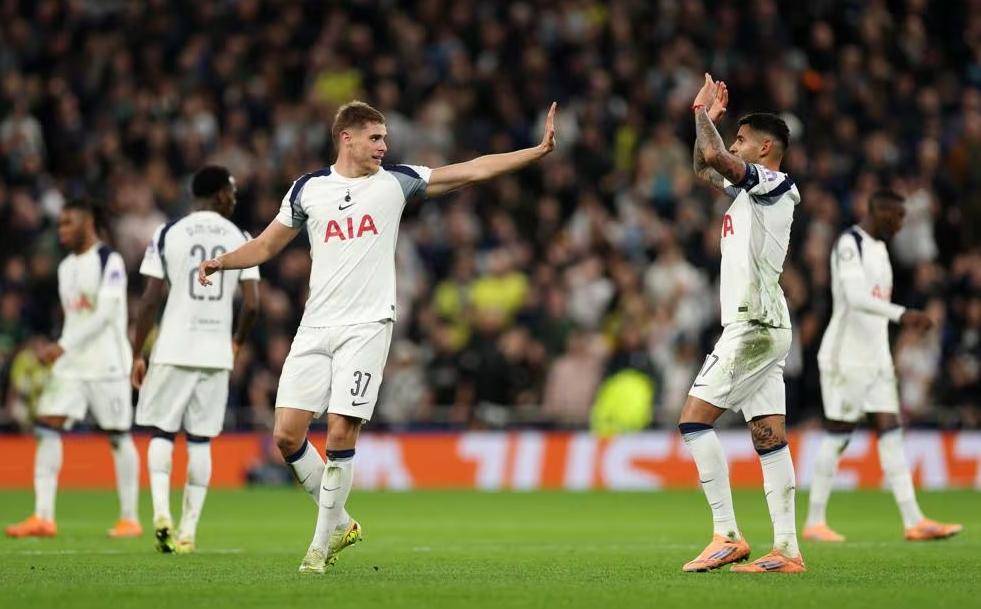 英超悲喜一夜！热刺2-2曼联阿森纳10连胜终结切尔西3-0进前4英格兰足球超级联赛