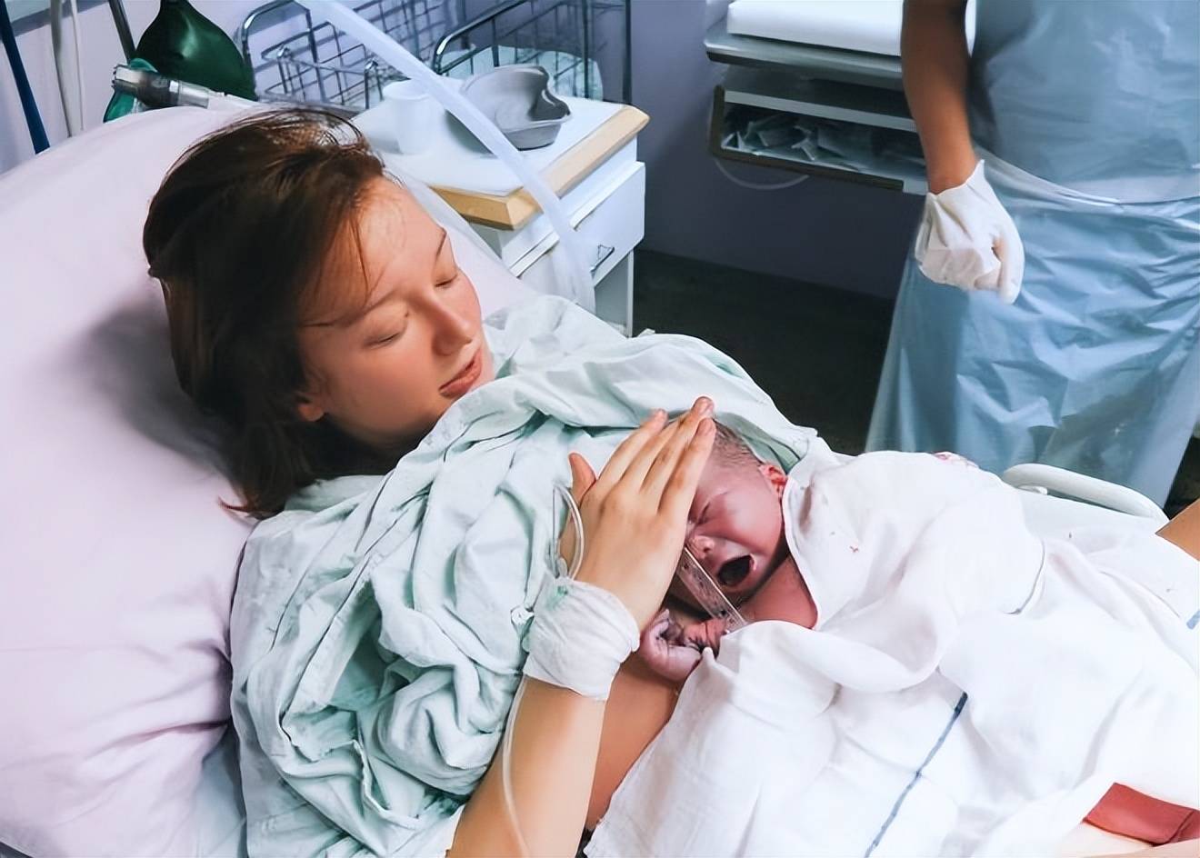 女子顺产出产房健步如飞,产前跳操,10分钟生娃,健步如飞出产房