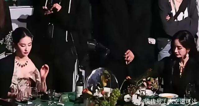 杨幂刘亦菲后台画面曝光，同桌零互动气氛尴尬，深扒两人闹僵原因
