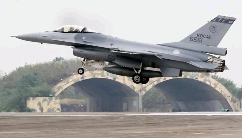 赖清德手下无人？现役台军宁愿赔款8.9亿，也不肯跟解放军掰手腕